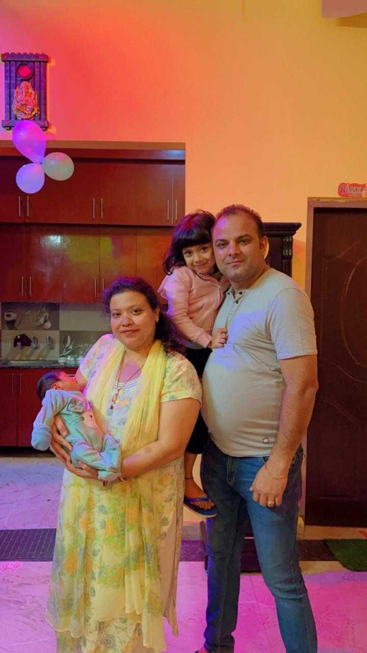 প্রতিষ্ঠাতা বাড়িতে পরিবারের সঙ্গে