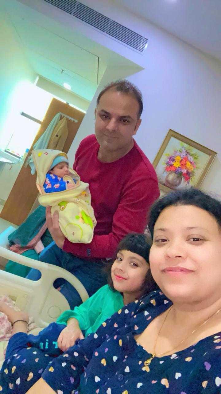 প্রতিষ্ঠাতা সন্তান জন্মের পর পরিবারের সঙ্গে